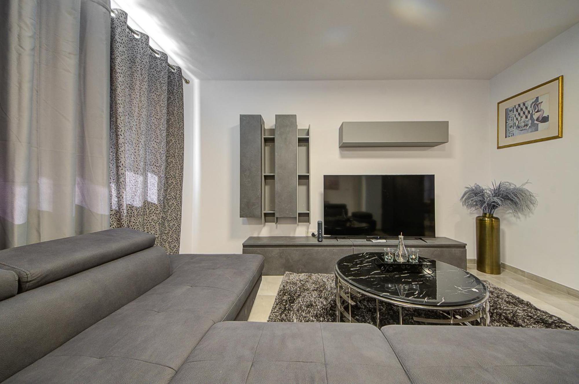 Apartment Cosy 3br With Backyard In Of By 360 Estates *