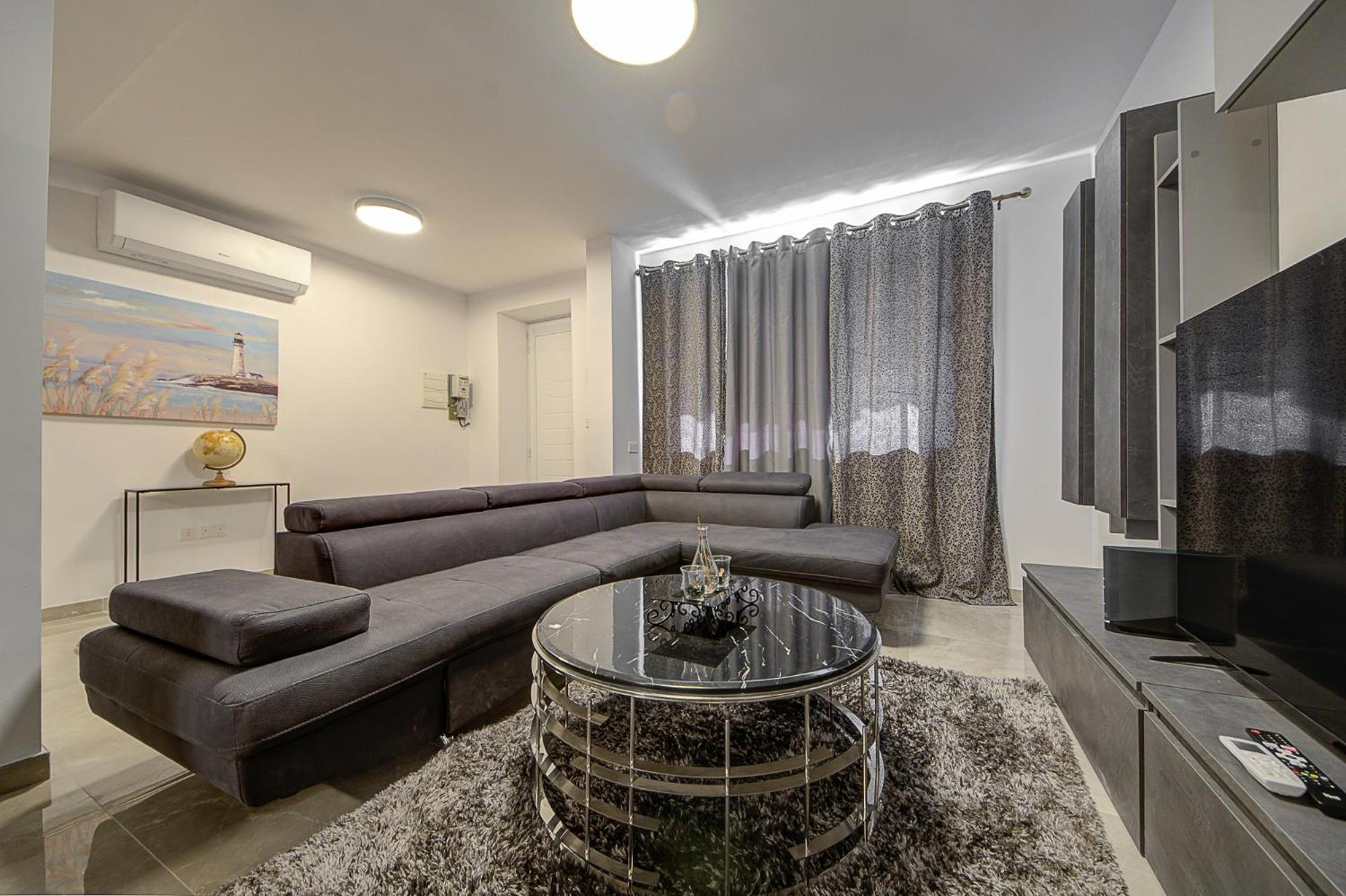 Apartment Cosy 3br With Backyard In Of By 360 Estates