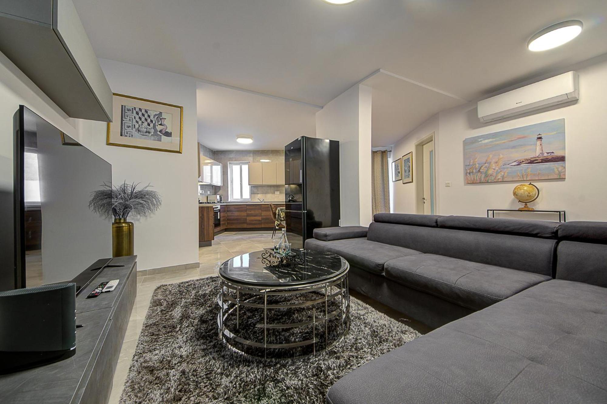 Apartment Cosy 3br With Backyard In Of By 360 Estates *